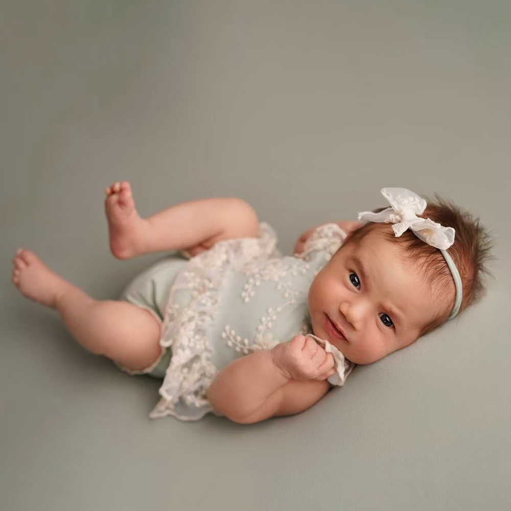 Baby Clothing Essentials - Grillige pasgeboren babymeisje pastelgroene kanten romper